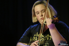 Anna-Lena erklärte uns, wie sie zur Musik gekommen ist und spielte ein Stück auf der Geige.