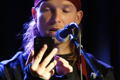 Von Clay (Deus Cult) a donné l'agneau sacrificiel avec une pièce radiophonique qui se déroule en 1972