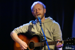 Mustafa nous a joué une couverture de "Mama said" de Metallica