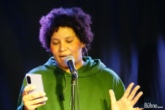 Doreen las einen Text &uuml;ber Mutterschaft