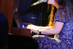 Sophie spielte uns "Le secret" und "Tes manques" (Deine Spuren)