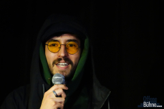 Sebastian rappte auf Spanisch über den Himmel und eine Hommage an "Clockwork Orange". Obwohl nur wenige im Publikum Spanisch verstanden, kam die Botschaft rüber.