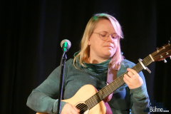 Karo war unser Opferlamm und spielte "Just look" und den ersten Song, den sie geschrieben hatte, "Ein leeres Haus"